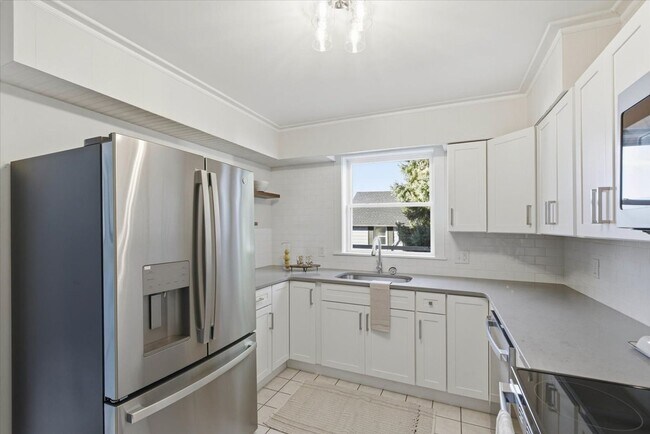 Building Photo - 305 W Broadway