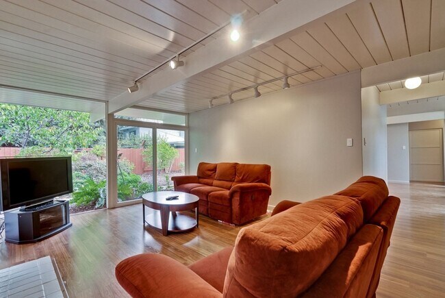 Building Photo - Updated 4 bed 2 bath Atrium Eichler in Pal...