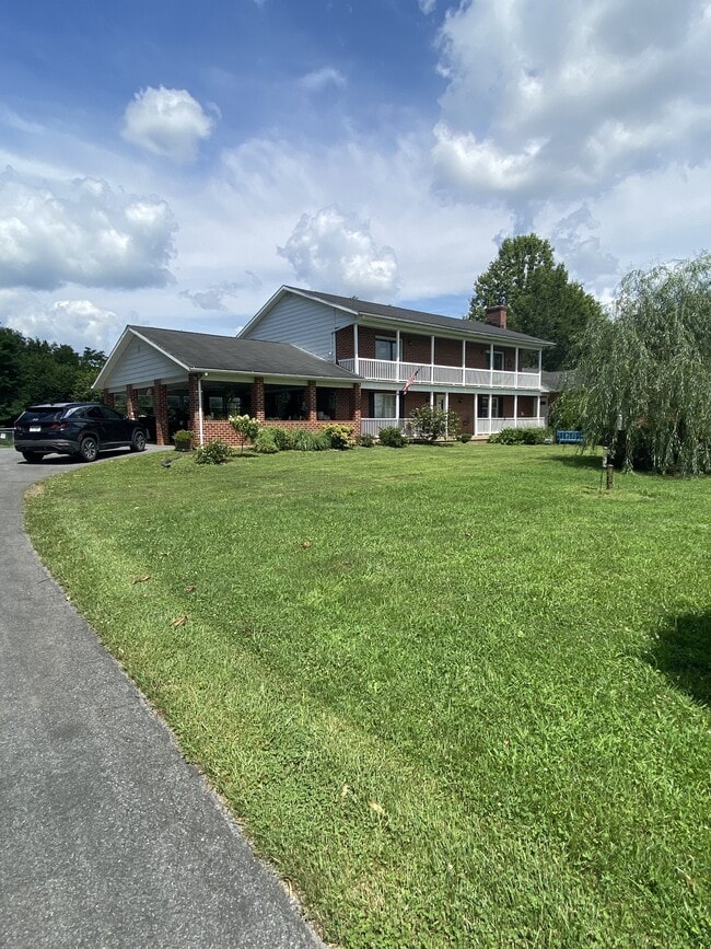 Building Photo - 204 N Red Hill Rd