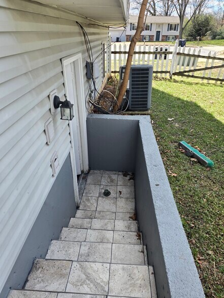 Building Photo - 8604 Briarwood Ct