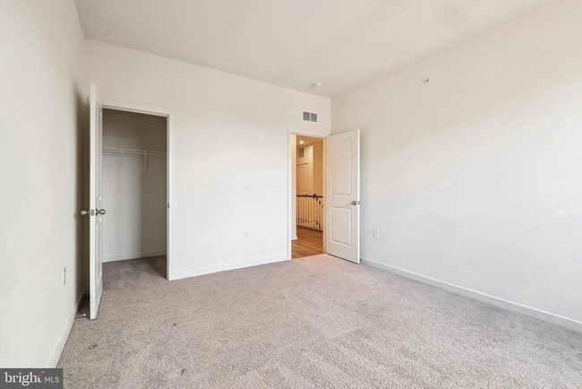 Building Photo - 46007 Woodpecker Sq