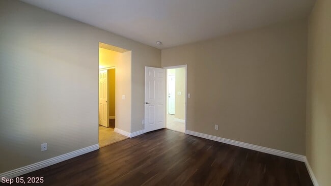 Building Photo - 3 Bedroom home located near Mountains Edge.