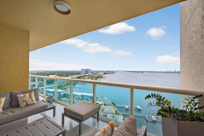 Building Photo - 2650 Lake Shore Dr