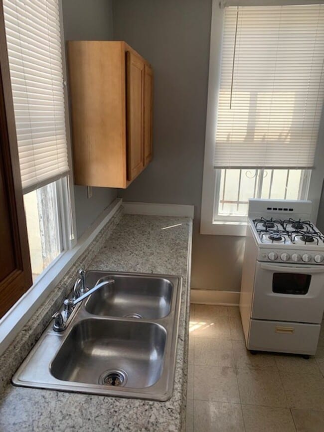 Building Photo - Charming Coming Street Retreat in the Heart of Historic Charleston