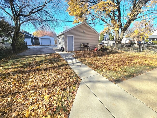 Building Photo - 5004 28th Ave