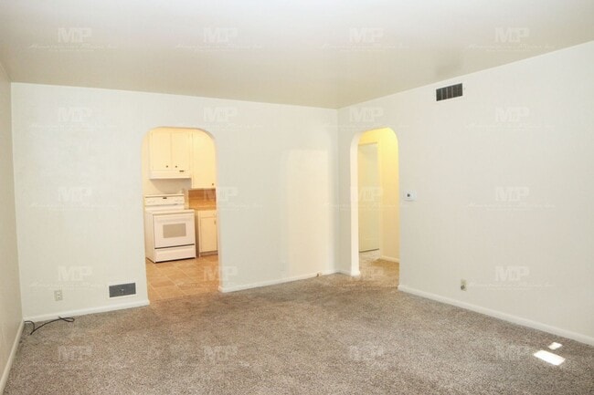 Building Photo - 627 S Grant Ave