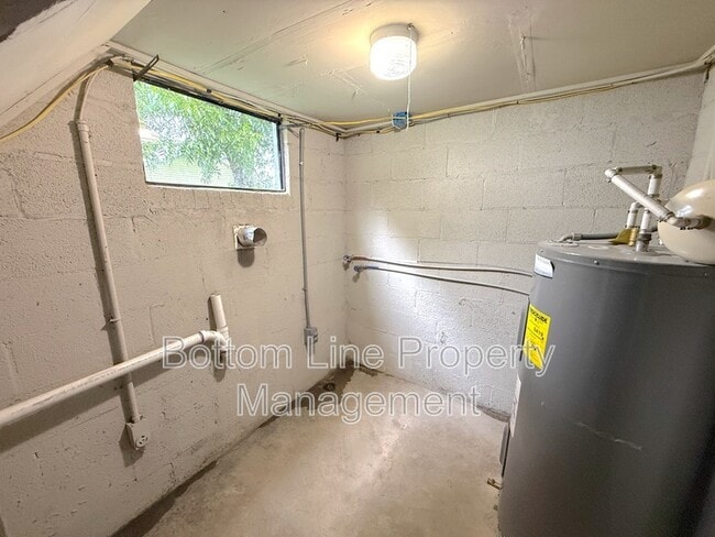 Building Photo - 1429 W Horah St
