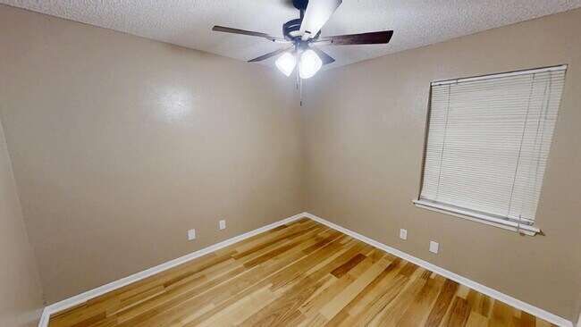 Building Photo - 414 W Voelter Ave