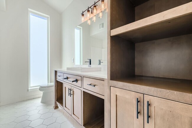 Building Photo - Newly Remodeled 3Bed/3Bath Home in the Hea...