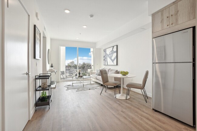 Building Photo - 224 N Alvarado St