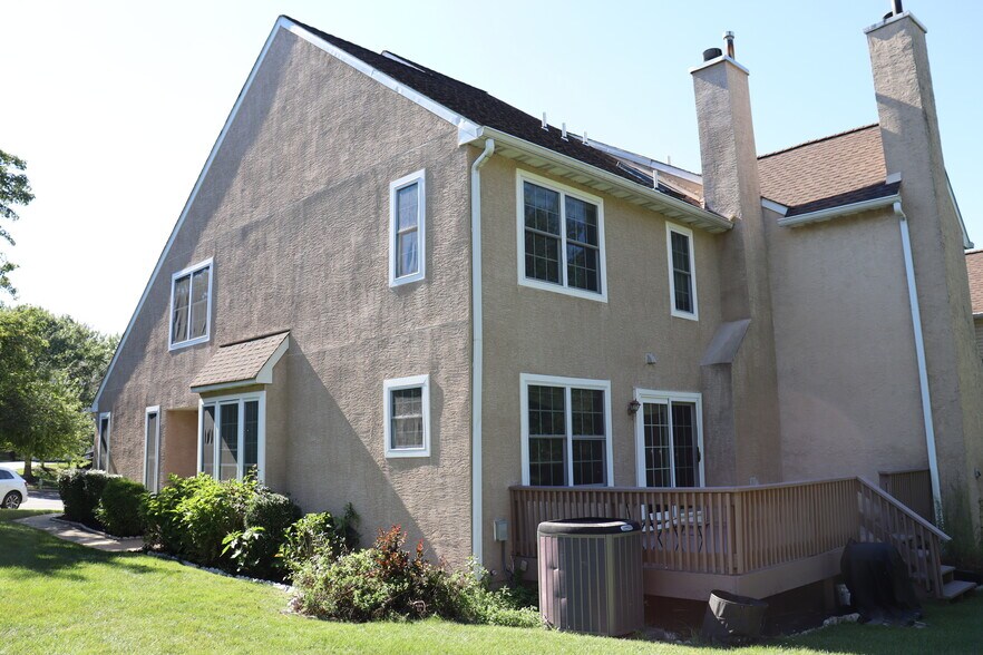 Building Photo - 323 Country Club Dr