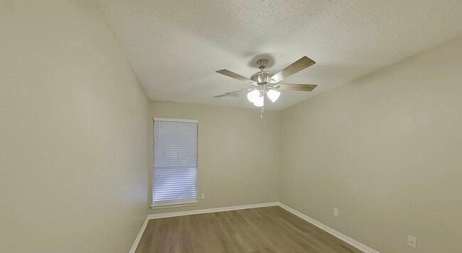 Building Photo - MOVE IN READY