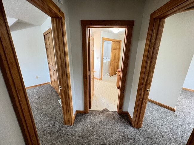 Building Photo - Spacious 3bd/2ba - AVAILABLE NOVEMBER!
