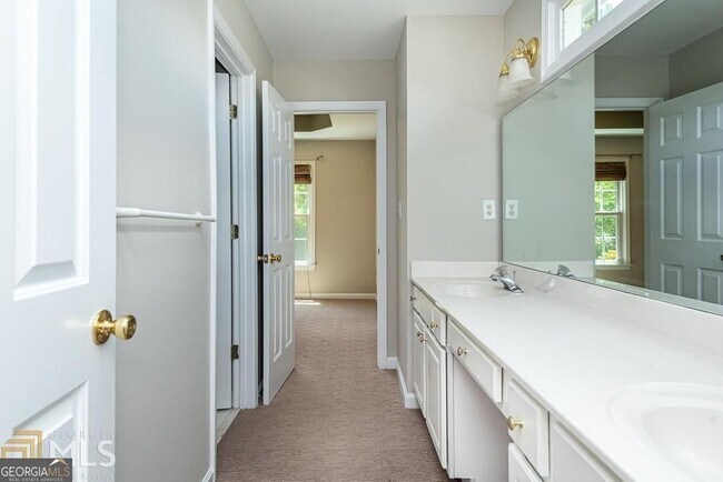 Building Photo - 225 Heritage Lake Dr