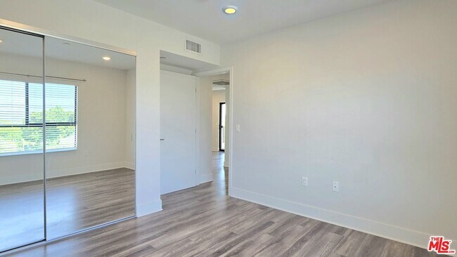 Building Photo - 5030 Rosewood Ave