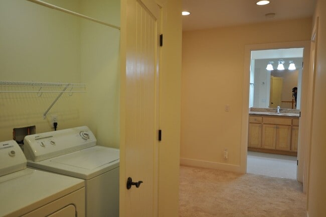 Building Photo - Luxury Craftsman Style Home in quiet San M...