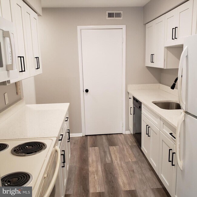 Building Photo - 102 Cypress Point Cir