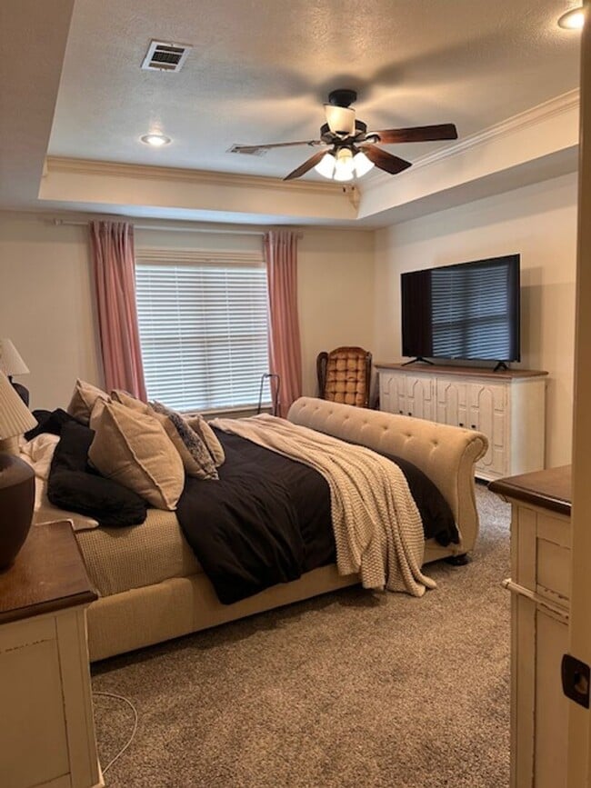 Building Photo - Ridgewood West End Home