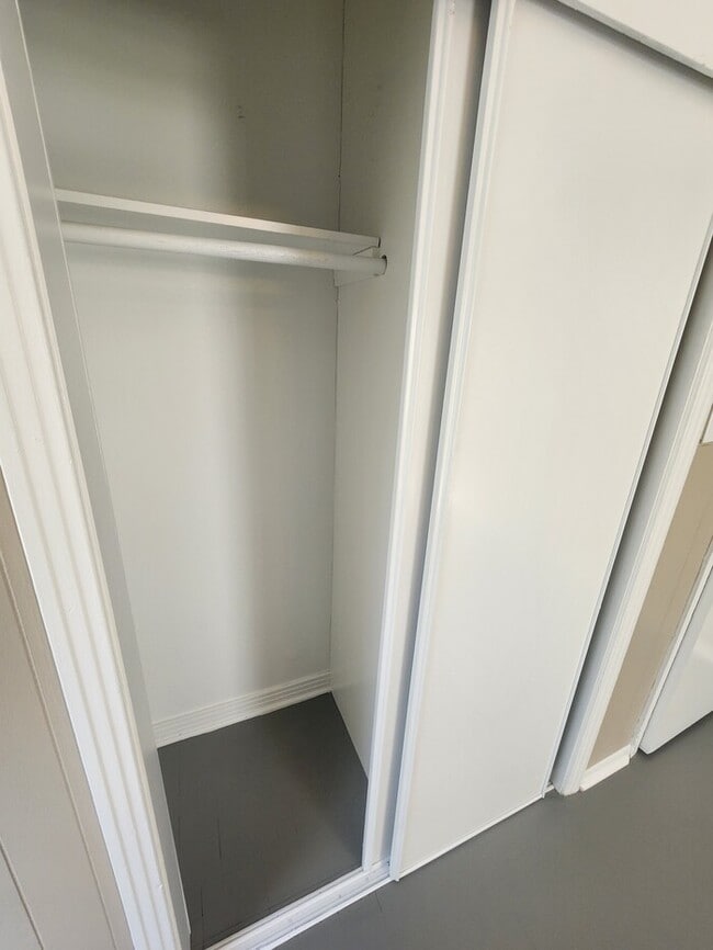 Building Photo - 3 bed 2 bath 1 car garage