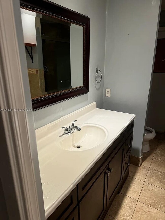 Building Photo - 812 SE 14th Ct