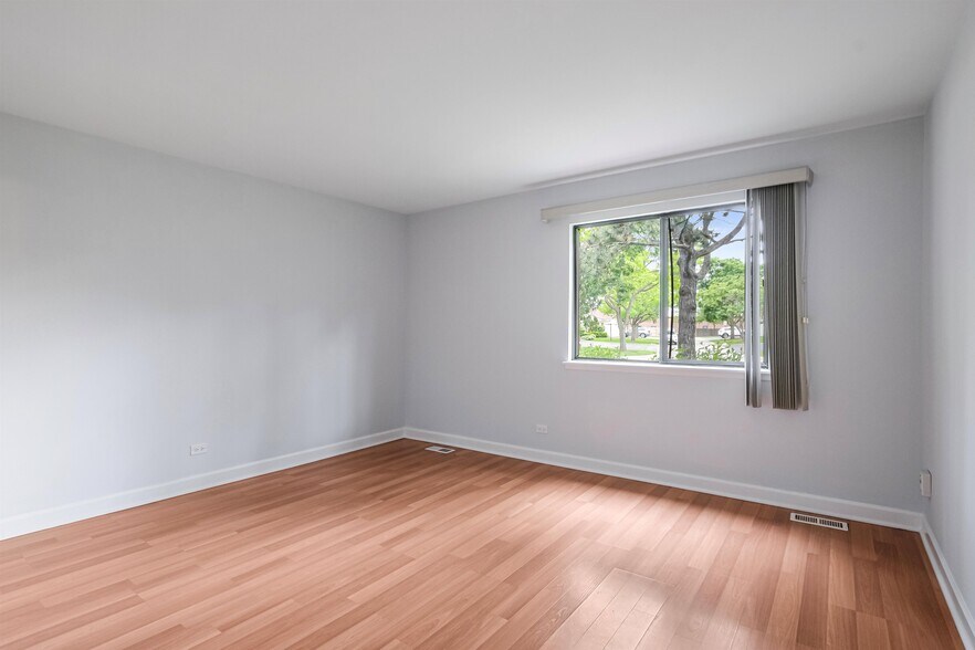 Building Photo - 697 Oakmont Ln