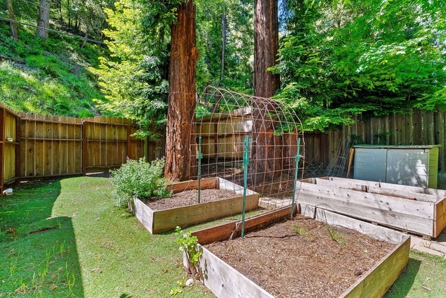Building Photo - Stunning Fully Renovated 2 Bedroom, 1 Bath...