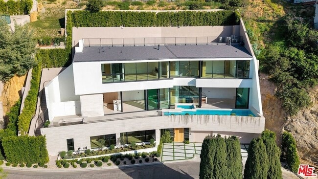 Building Photo - 8765 Hollywood Blvd