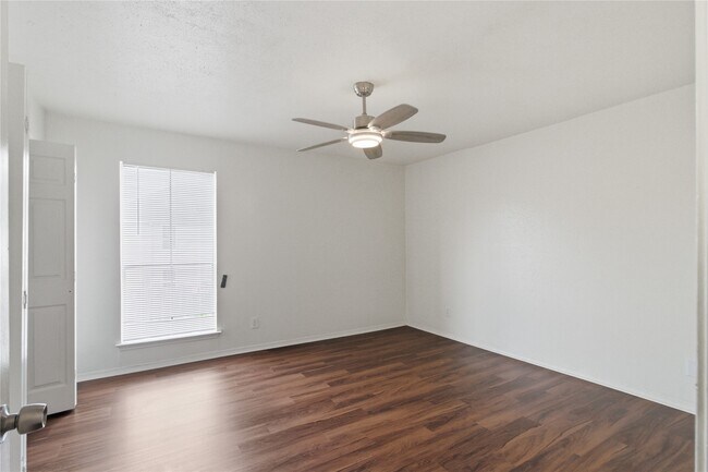Building Photo - 11000 Kinghurst Dr