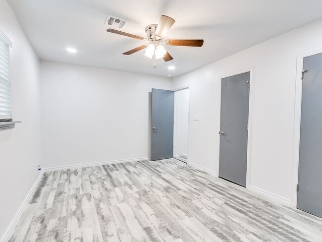 Building Photo - Freshly Renovated | 3 Bed | 2 Bath | Large...