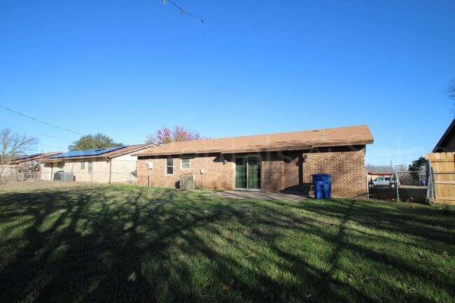 Building Photo - Mountain of Amenities!