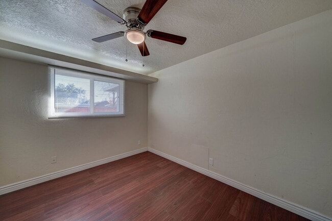 Building Photo - 2133 W Morten Ave