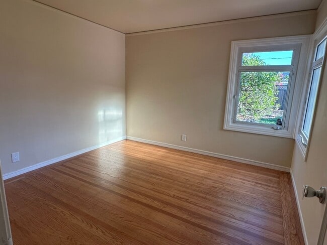 Building Photo - Epic REA - Great Home w/2 BR/1 BA Plus Bonus Loft in Mills Park Neighborhood