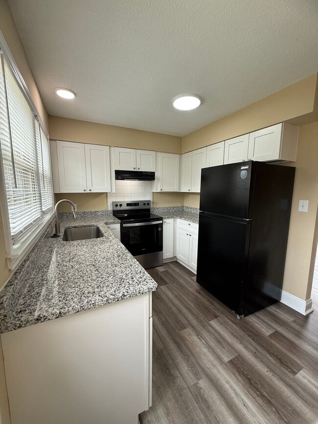 Building Photo - Renovated Townhouse