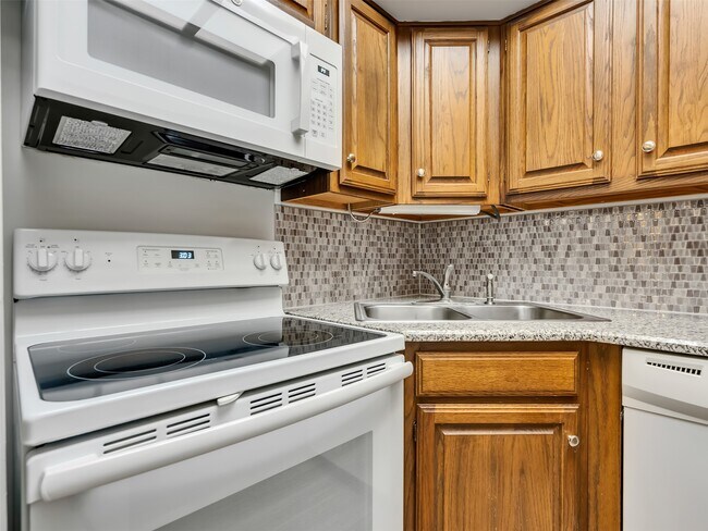 Building Photo - 921 Marine Dr