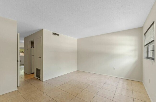 Building Photo - Hardin Place #A