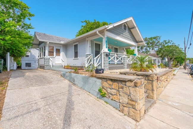 Building Photo - Charming 2 Bed, 2 Bath Home Near the World...