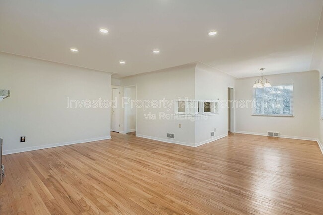 Building Photo - 4334 E 18th Ave