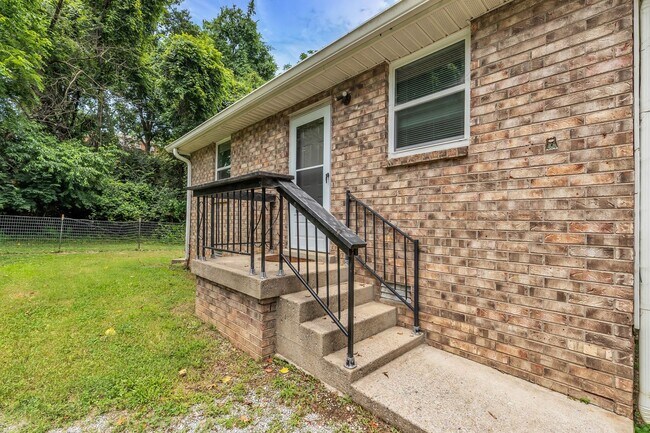 Building Photo - AVAILABLE JULY 10TH. 2 Bed 1 bath FOR LEASE in South Inglewood (East Nashville). $1750 Rent. Pets...