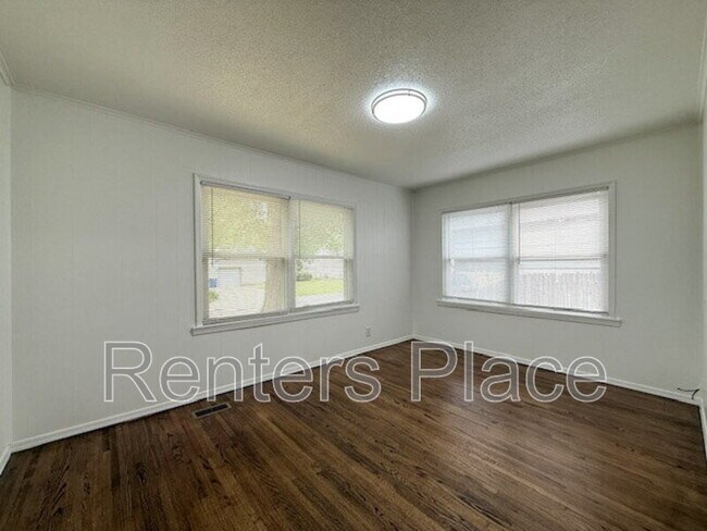 Building Photo - 22 E 53rd Pl