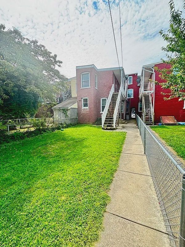 Building Photo - 227 E Clay St