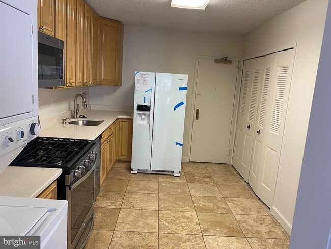 Building Photo - 3705 S George Mason Dr