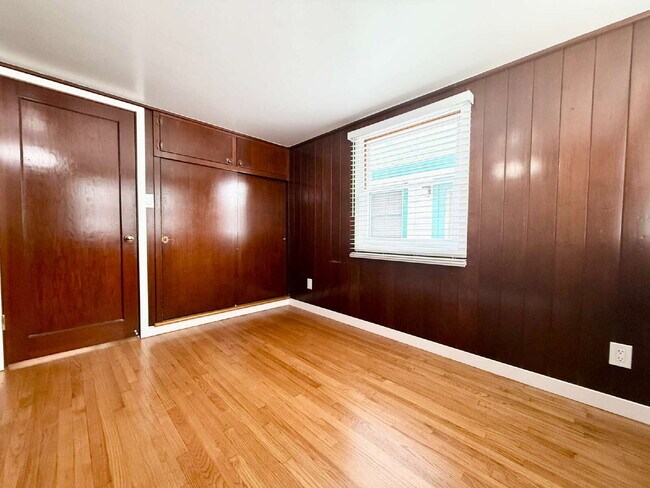 Building Photo - 2/Bed 1 Bath Beach Front Cottage