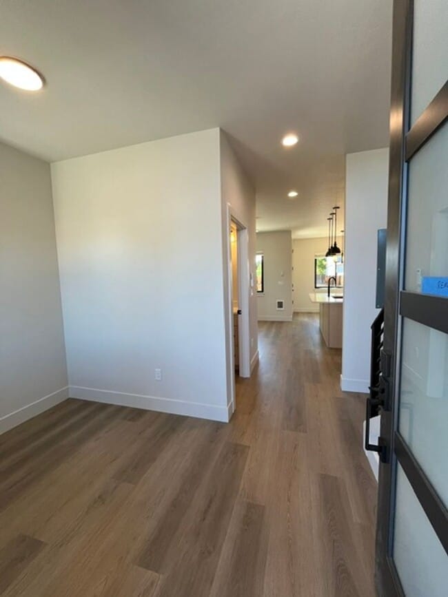 Building Photo - Gorgeous BRAND NEW Modern 2-bd/2-bath Condo in Redmond, OR!