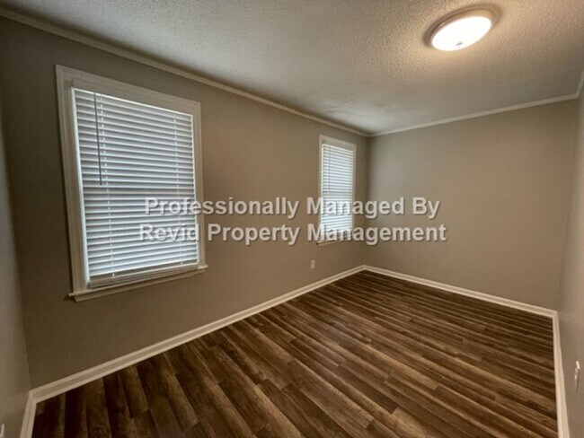 Building Photo - *FIRST MONTH RENT FREE* Freshly Renovated ...