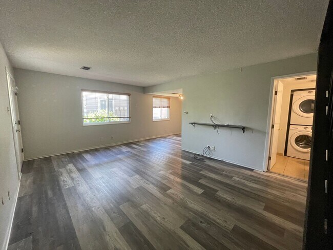 Building Photo - Charming 2-Bed, 2-Bath Condo in Prime Loca...