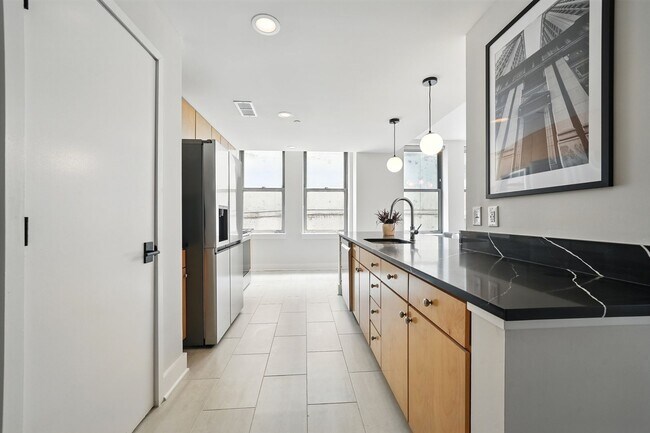 Building Photo - Upgraded Downtown Condo