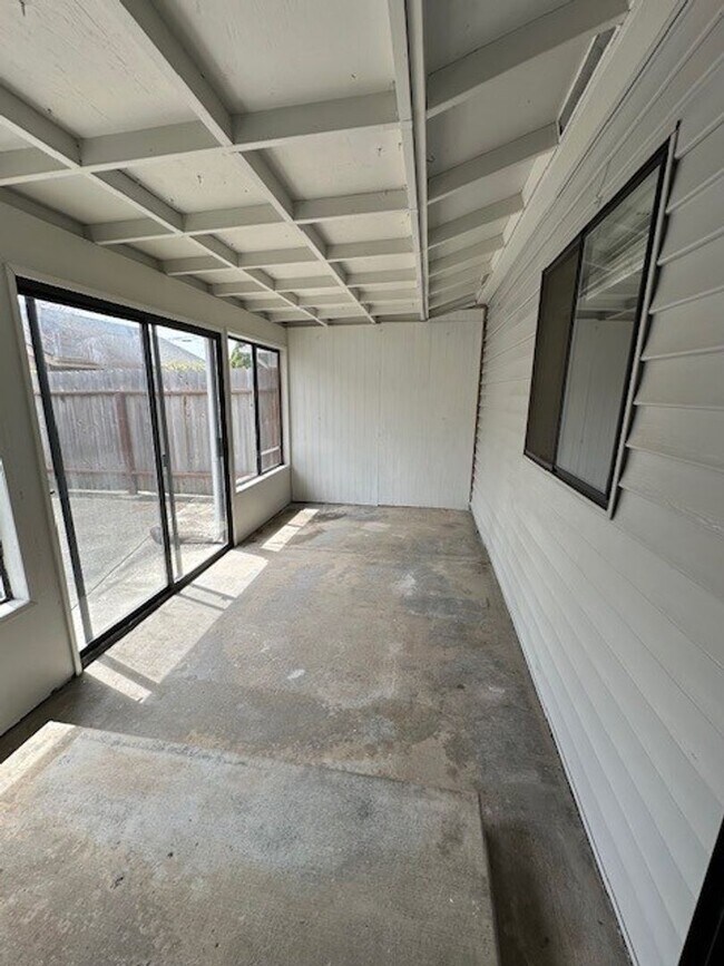 Building Photo - 429 Maple St
