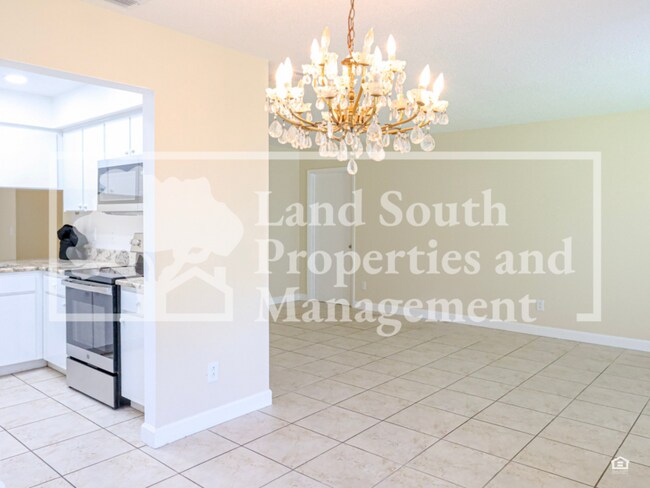 Building Photo - 631 Queens Loop N