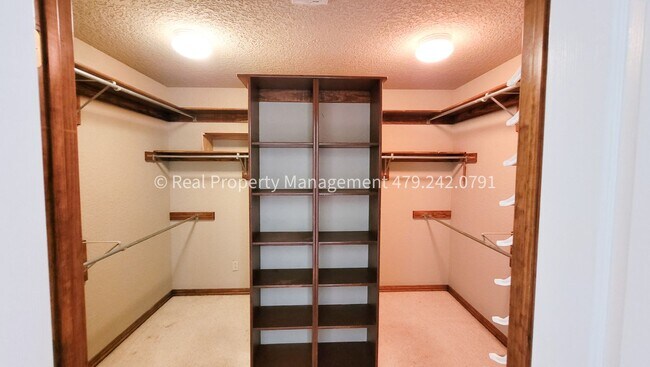 Building Photo - COMING IN JULY! Beautiful 3 bed/2 bath Hom...