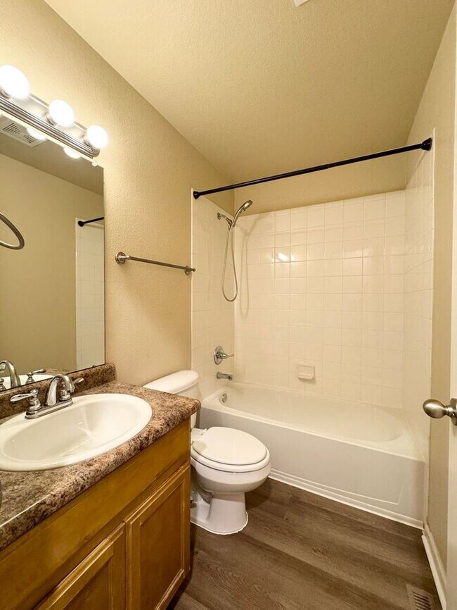 Building Photo - Spacious Ranch Style Home with 3 Bedrooms ...